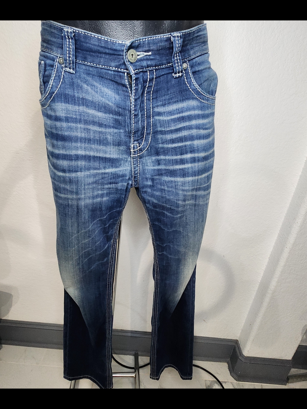 BUCKLE BLACK Men's Blue Washed Jeans - Classic Denim Style